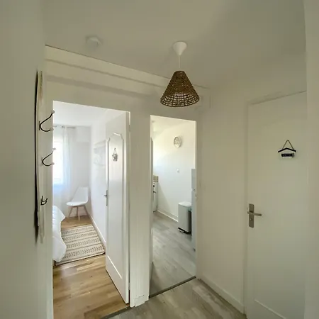 Lägenhet T2 Renove A Royan, Proche Plage, Parking Prive, Equipements Neufs Et Jardinet. - Fr-1-539-49 Royan