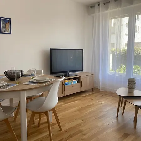 T2 Renove A Royan, Proche Plage, Parking Prive, Equipements Neufs Et Jardinet. - Fr-1-539-49 * Royan